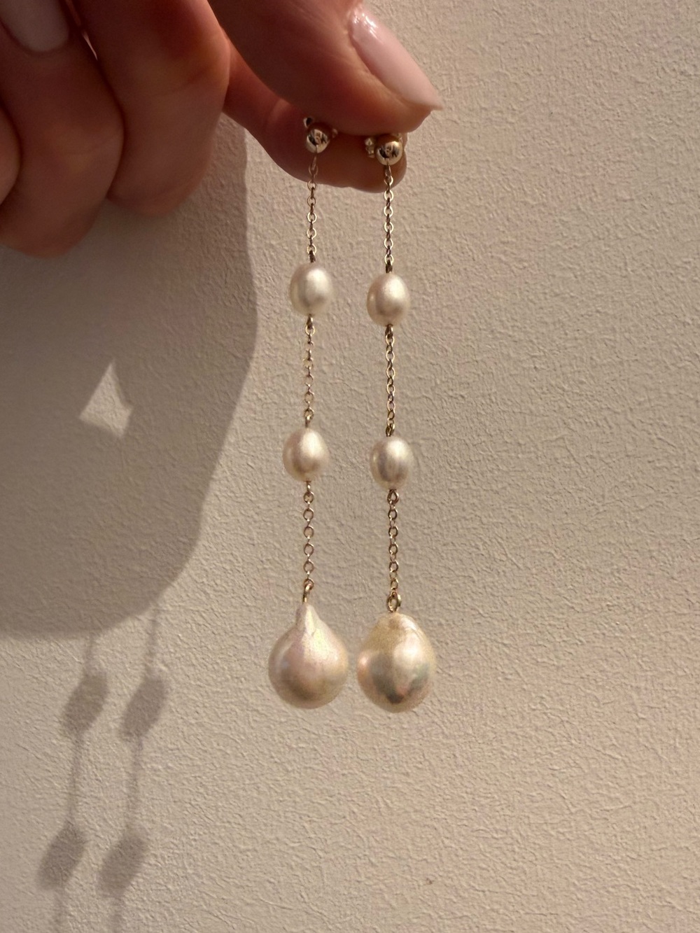 14K Gold and Cream Pearl Elegant Drop Chain Earrings.  Fine Jewelry.